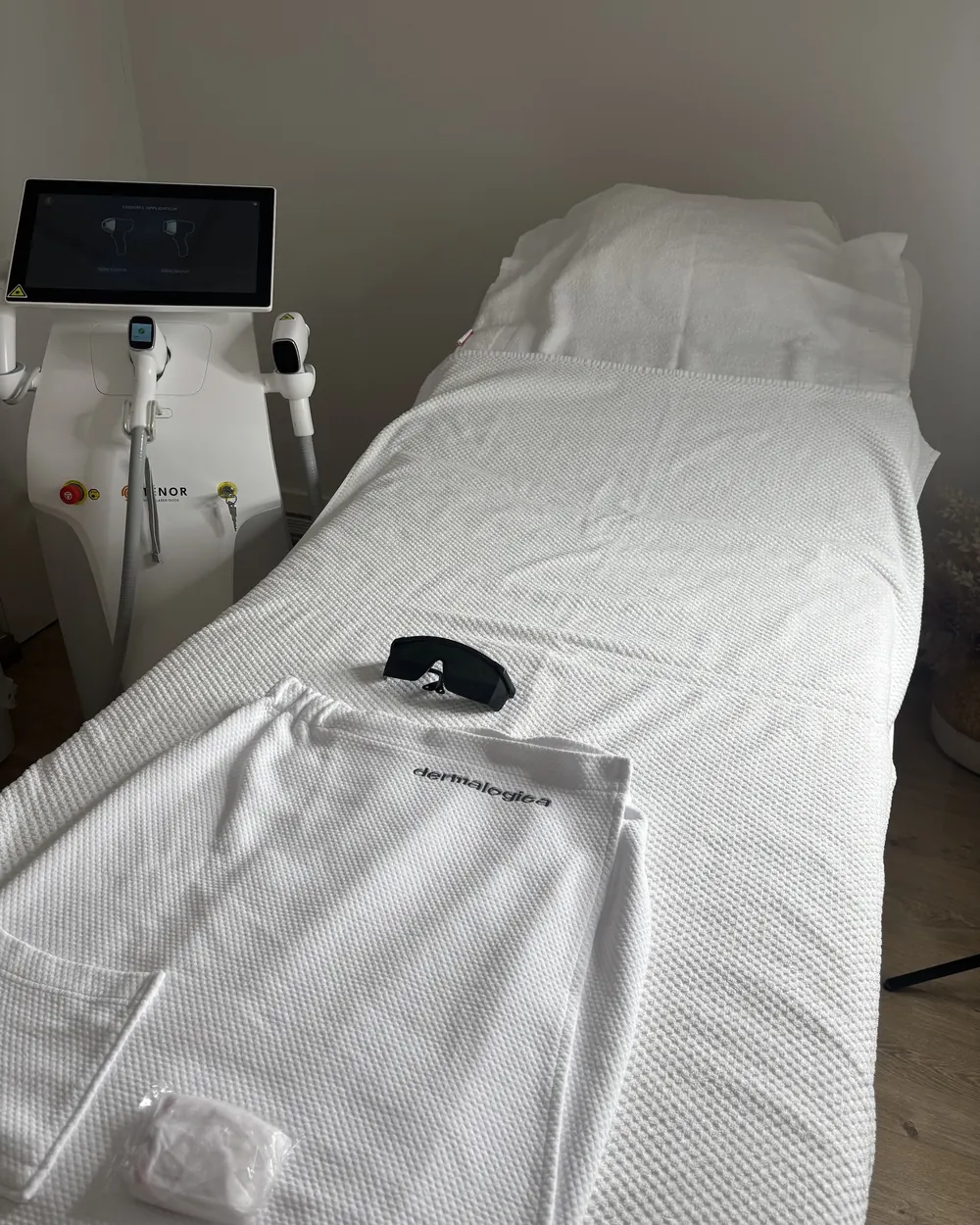 La cabine laser : le laser à diode, la table préparée et les lunettes de protection posées dessus