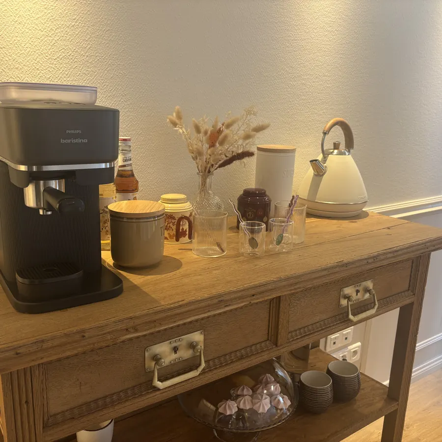 Détail de la console : machine à café, bouilloire, tasses et fleurs séchées